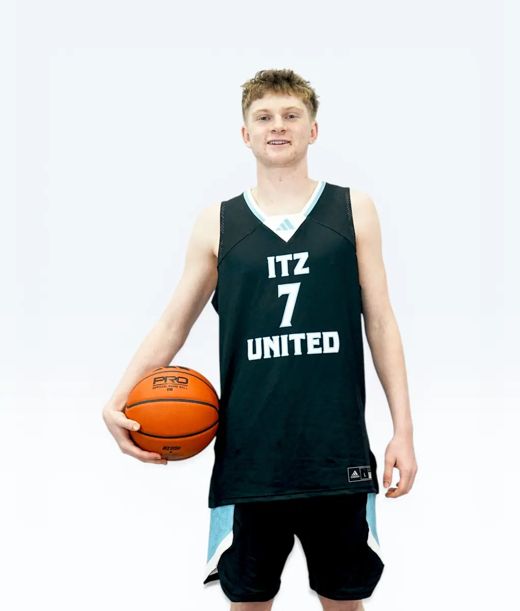 Player portrait holding a ball, jersey 7
